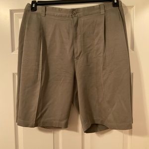 Tommy Bahama size 44 Olive shorts handsome versatile comfortable classic